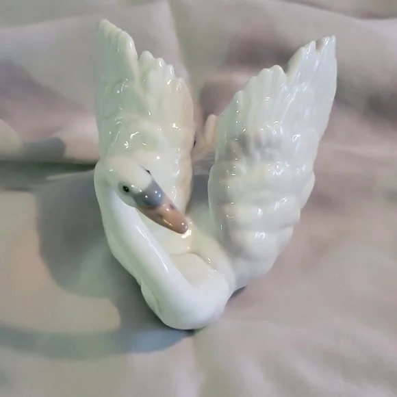 Elegant White Porcelain Swan Figurine. LLADRO - Picture 5 of 5
